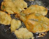 A picture of step 3 of Palak Pakoda.