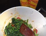 Foto langkah ke 4 dari resep Tumis Kangkung Saus Tiram.