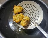 A picture of step 7 of Singhare atta pakoda.
