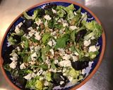 Une image de l'étape 4 de Salade de roquette et sucrine aux noix et roquefort à l huile de truffe.