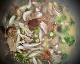 Foto del paso 2 de la receta: Tom yam kung —Sopa de langostinos con setas y leche de coco—
