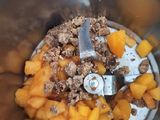 Helado de nectarina relleno de arándanos y cerezas