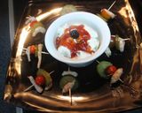Foto del paso 12 de la receta: Ensalada de filetes de arenque acompañada de pinchos de gambas