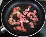 Hình bước làm 1 của món Cơm chiên xúc xích bọc trứng (Omurice biến tấu kiểu VN)