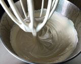 Foto langkah ke 1 dari resep Bolu Kukus Mekar Merah Putih.