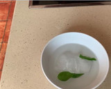 Foto del paso 2 de la receta: Aperitivo de queso y aceitunas negras (con vinagreta de albahaca)
