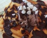 A picture of step 7 of Waffle with chocolate ice cream.