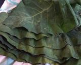 A picture of step 1 of Colocasia Leaves (Paatra).