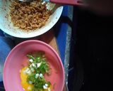 Foto langkah ke 3 dari resep Martabak telur mie pedas.