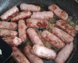 Foto del paso 3 de la receta: Salchichas frescas con cebolla caramelizada