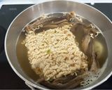 Hình bước làm 2 của món Mì Gói Nấm Lộc Nhung Chay
