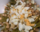 Foto del paso 3 de la receta: Ensalada de garbanzos, salmón y espárragos con salsa de yogur y cacahuetes