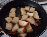 Foto del paso 6 de la receta: Fritada de butifarra y alcachofas con picatostes al ajillo y pimentón