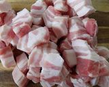 Hình bước làm 1 của món Thịt ba chỉ rim tỏi