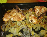 Foto del paso 5 de la receta: Muslo y contramuslo de pollo con patatas al horno sin cebolla🐤🥔