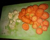 Foto langkah ke 1 dari resep Sup Oyong Telur Wortel.