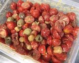 Une image de l'étape 7 de Salade de tomates cerises aux pickles, olives et feta.