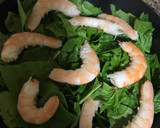 Foto del paso 1 de la receta: Ensalada de espinacas con tomate, langostinos y aguacate