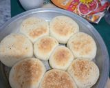 A picture of step 3 of Chicken filled bun.