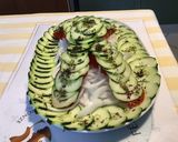 Une image de l'étape 7 de Salade de tomates grappe et concombre Noa à l oignon blanc d Italie et aromates de la mer.