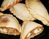 Foto del paso 8 de la receta: Empanadas de cerdo agridulces con masa criolla