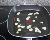 Foto del paso 1 de la receta: Merluza con gulas al ajillo