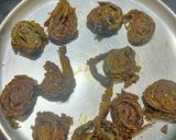 A picture of step 2 of Patra Aluvadi Bhel.