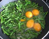 A picture of step 4 of Agrelia (wild asparagus) with eggs.