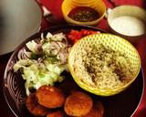 Foto del paso 8 de la receta: Plato de falafel con arroz aromatizado, ensalada con hierbabuena y salsas de yogur y tomate