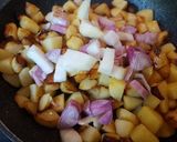 Foto langkah ke 4 dari resep Bratkartoffeln Versi Vegan - Kentang Goreng Jerman Tanpa Bacon.