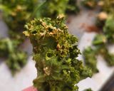 Foto del paso 4 de la receta: Chips de kale 💚 Snack saladito y super saludable de kale 💚