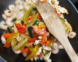 Foto del paso 4 de la receta: Espagueti con verduras, pollo y gambas al teriyaki