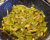 Foto del paso 3 de la receta: Medallones de merluza con salsa de pimientos verdes
