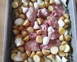 Foto del passaggio 2 della ricetta Agnello al forno con patate novelle e cipollotti