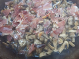 Champiñones salteados con jamón