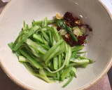 这样利用剩余食材，既配出了营养，又搭出了美味 ——- 韩式泡菜酱淋 火鸡丝· 芦笋片· 豆腐的食譜步驟3照片