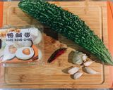 【鹹蛋苦瓜】的食譜步驟1照片