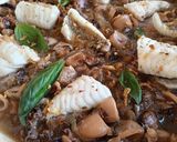Foto del paso 7 de la receta: Cazuela de calamares encebollados al moscatel con rape