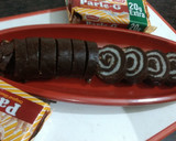 पार्ले-जी चॉकलेट स्विस रोल (Parle ji chocolate swiss roll recipe in hindi) रेसिपी चरण 9 फोटो