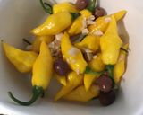 Une image de l'étape 5 de Piments jaunes au vinaigre, ail, pickles, olives et citron.