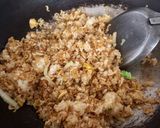 Foto langkah ke 3 dari resep Nasi Goreng Mawut Mie Gelas rasa Baso Sapi.