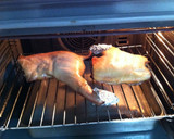 Foto del paso 6 de la receta: Cochinillo navideño al horno