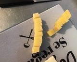 Une image de l'étape 2 de Feuilletés cantal et comté aux raisins et pavot bleu.