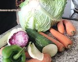 Foto del paso 1 de la receta: Caldo de Aprovechamiento (con verduras pochas y peladuras)