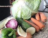 Foto del paso 1 de la receta: Caldo de Aprovechamiento (con verduras pochas y peladuras)