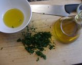 Foto del paso 1 de la receta Tomates, atún y aguacate con aceite de albahaca