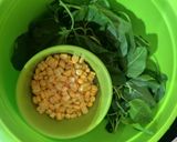 Foto langkah ke 1 dari resep Sayur Bening Bayam Jagung.