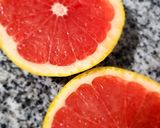 Foto del paso 1 de la receta: Pomelo caramelizado con base de galletita y chocolate blanco