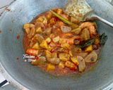 Foto langkah ke 7 dari resep Sambal Goreng Kentang, Bakso, dan Udang.