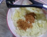 A picture of step 2 of Aloo parathy.